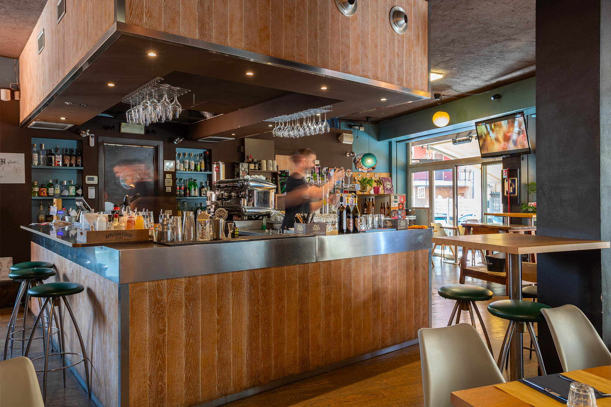 Tavoli e atmosfera serale all'urban pub Esattoria